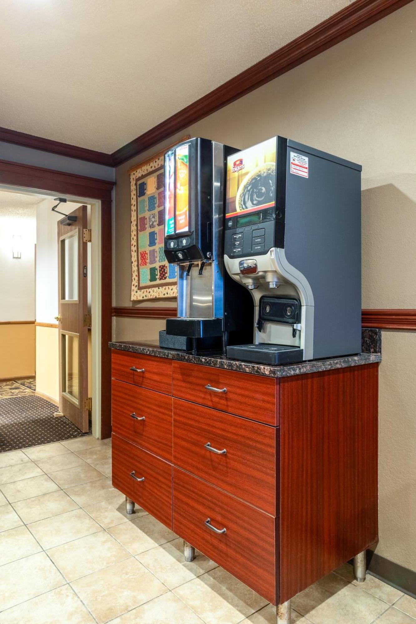 Norland Inn & Suites Roseau Экстерьер фото