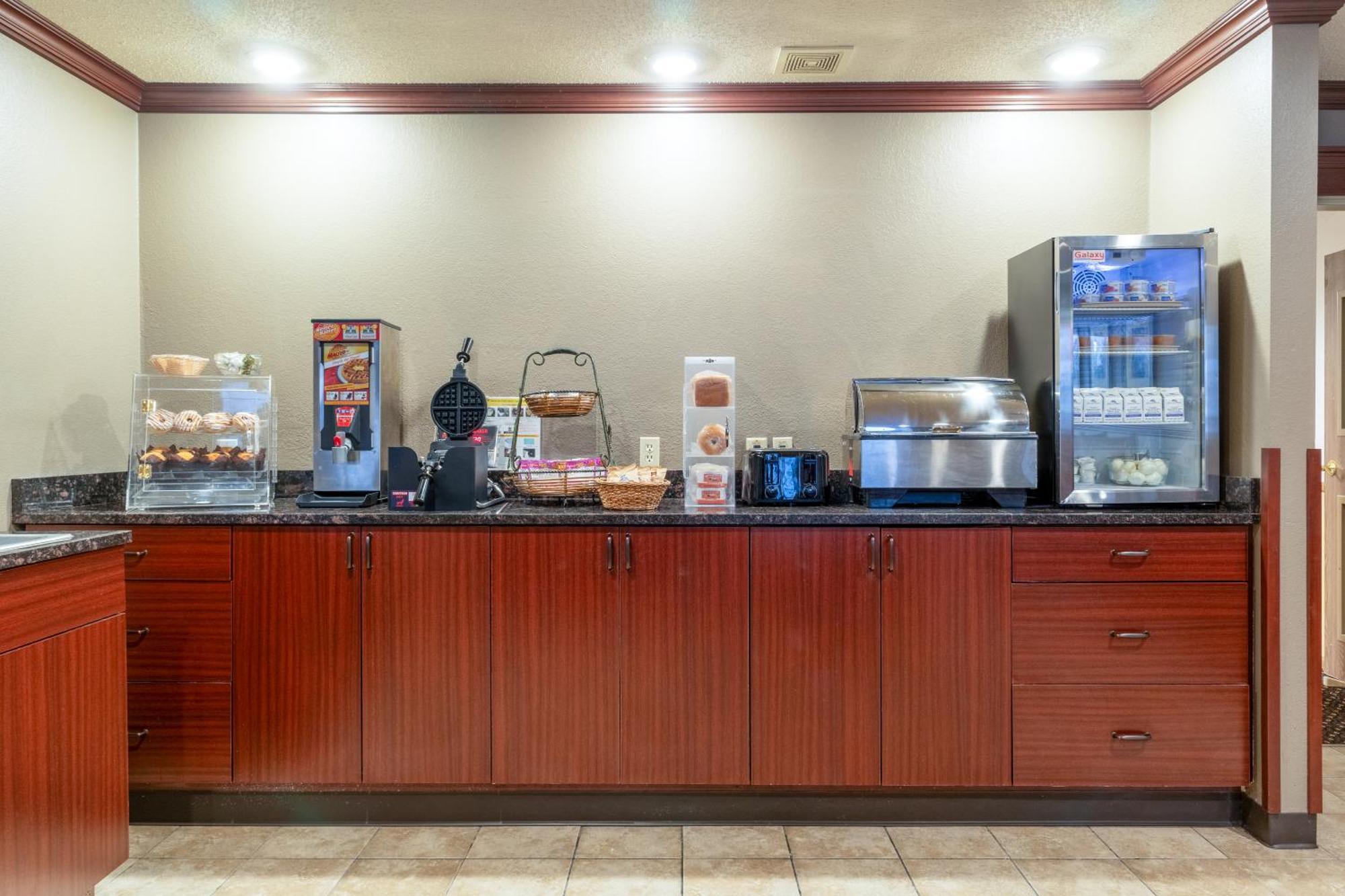 Norland Inn & Suites Roseau Экстерьер фото