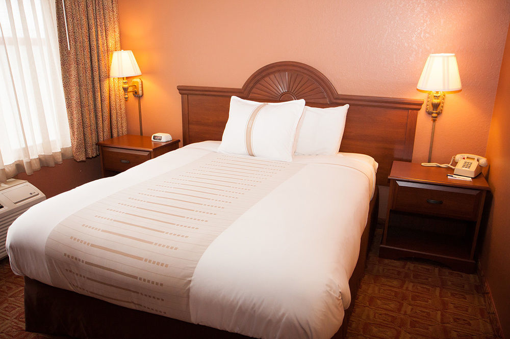 Norland Inn & Suites Roseau Экстерьер фото